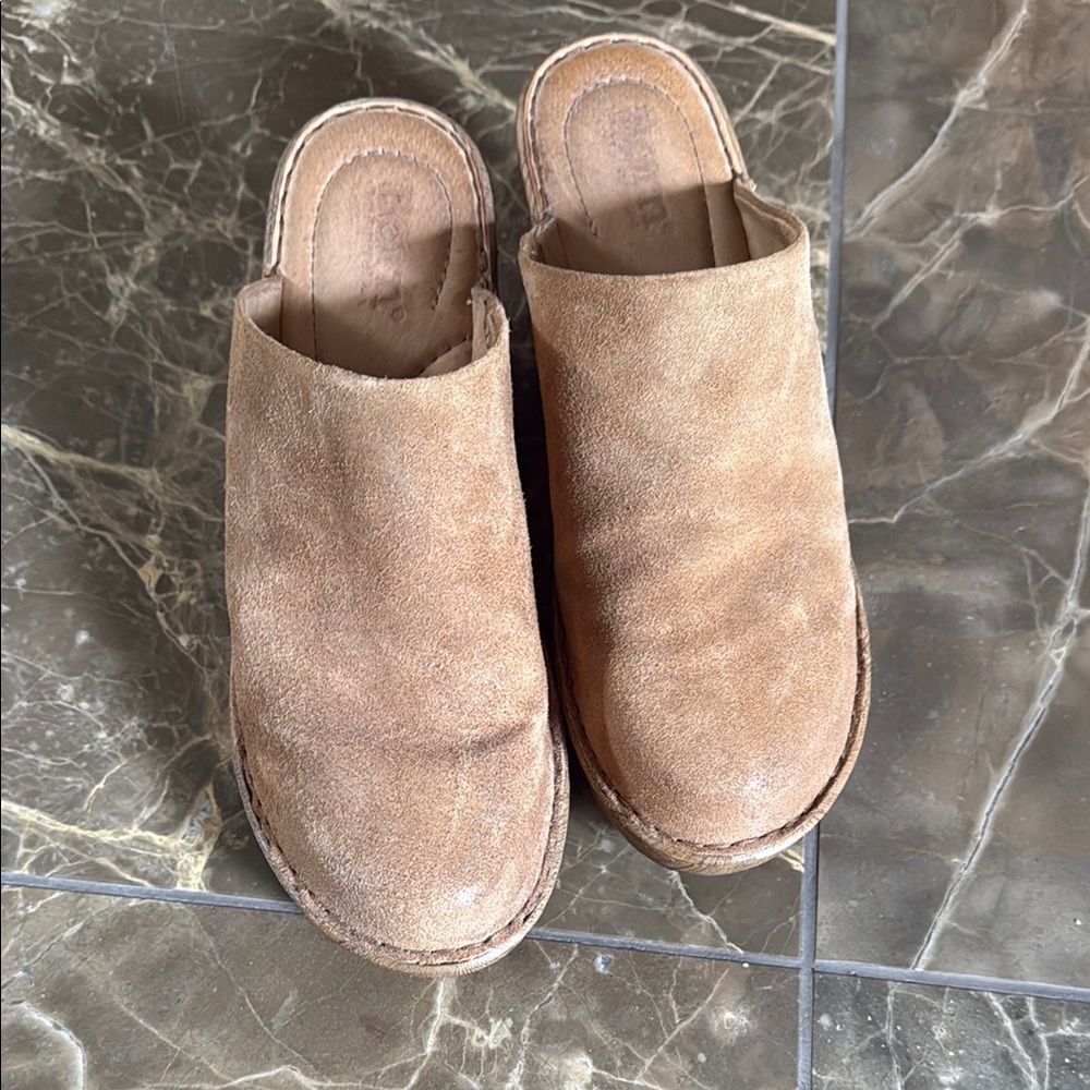 Women’s tan suede slip-on mules gently used